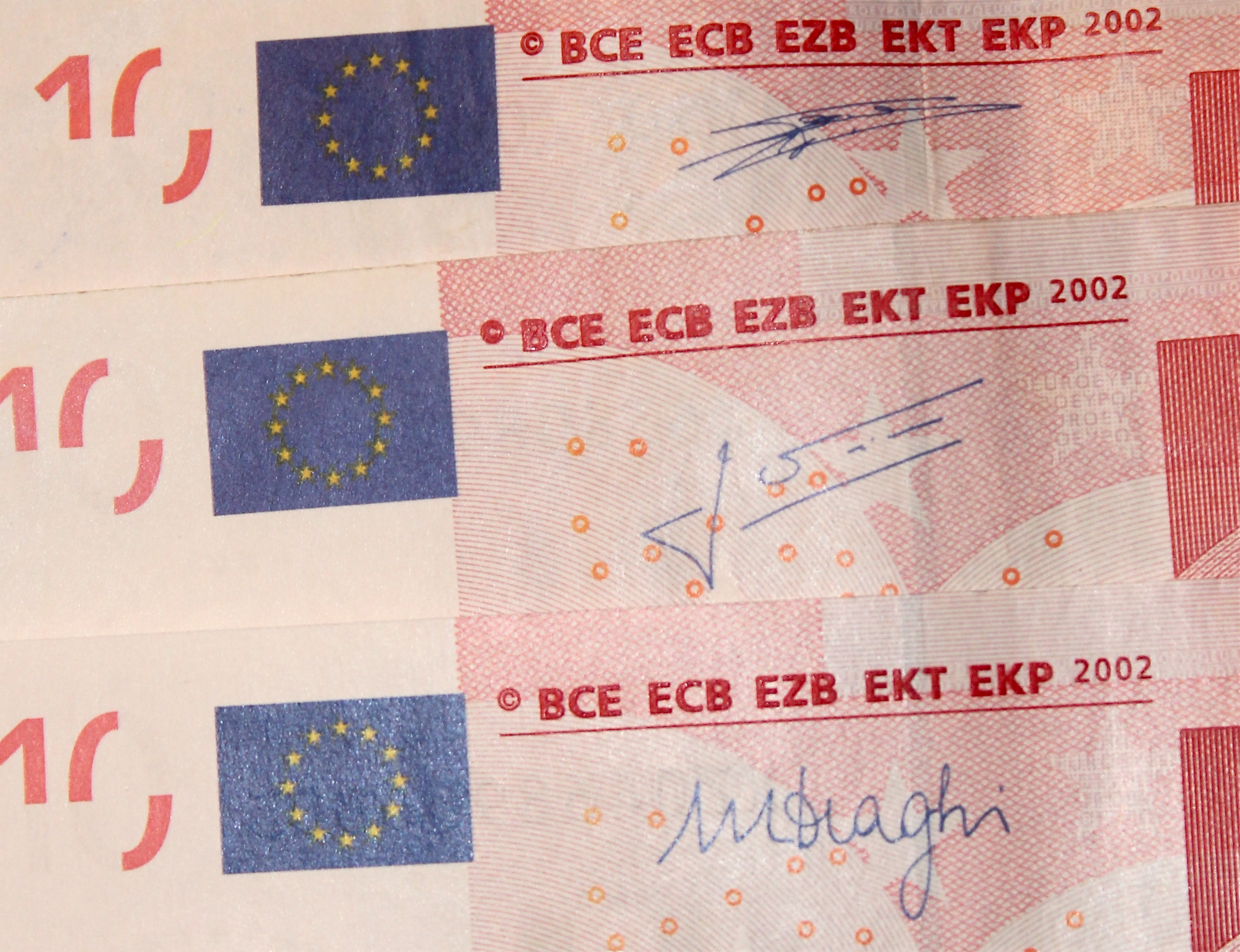 Signatures of the presidents of the European Central Bank (from top to bottom) Wim Duisenberg, Jean-Claude Trichet and Mario Draghi on the 2002 edition of 10 euro banknotes. Source: ECB