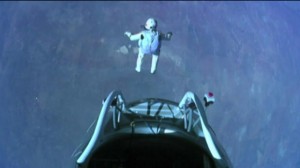 Astronauta saltando al vacío.