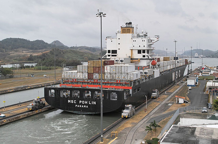 The panamax ship MSC Poh Lin exiting the Miraflores locks, March 2013. Author: Dicklyon