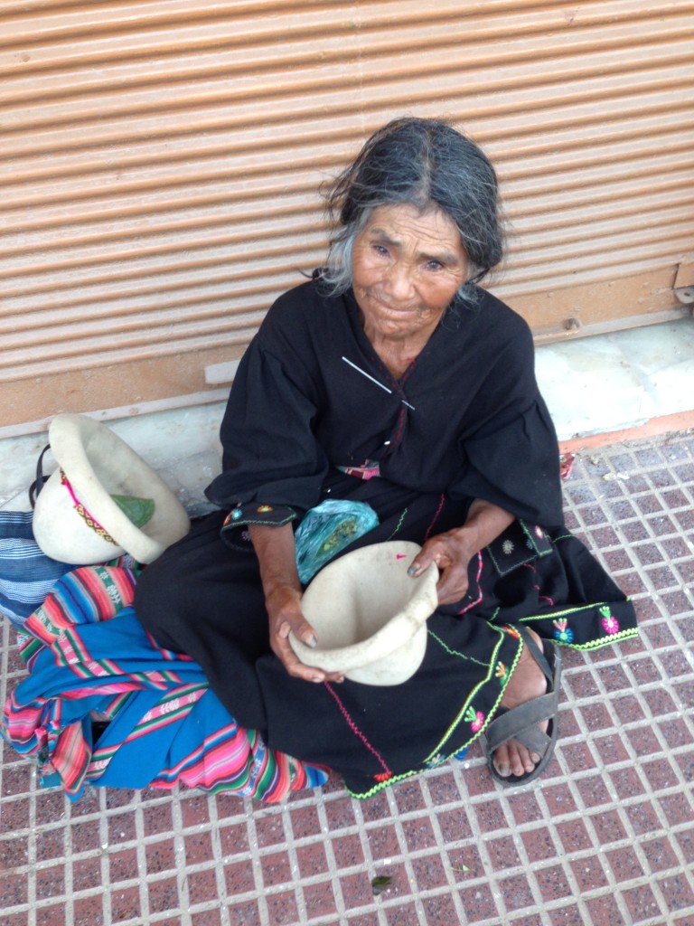 Señora anciana en la calle